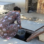 Das Wasser wird sorgfaeltig aus dem Bassain geschoepft...und immer nur "es bizzeli"!