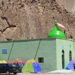 Zelten bei der Moschee...natuerlich im Einheitszelt!