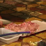 Das Fleisch wird auf dem Parkplatz mit dem Gartenschlauch gewaschen...zum Glueck hatte er keinen Hochdruckreiniger