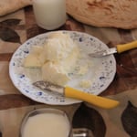 Frischer Kaese und Schafsmilch