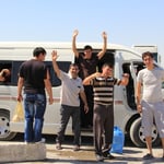 Die Turkmenen sind sehr freundlich, halten an, schenken uns Wasser und winken uns immer wieder zu :)