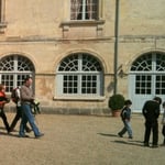 visiteurs dans la cour d'honneur - Château de Condé - Condé en Brie champenoise de Picardie