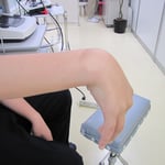 固定期間中も指のマッサージびより血行を促進　保存療法　国分寺こみね鍼灸整骨院