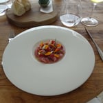 carpaccio de bonite, amande fraîche, framboise, fleur de calendoula