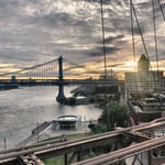 Hier auf der rechten Seite Janes Carousel im Glaskasten