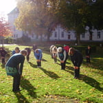 Qigong - vorbereitende Übungen - bei Sonnenschein im Klosterhof ...