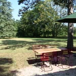la terrasse avec le pigeonnier du Mas d'Aspech en fond 