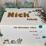 Personalisierte Erinnerungskiste aus Holz zur Geburt