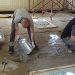 Pose du mortier. Celui-ci est étalé à la bonne épaisseur, formant un lit pour les carreaux (Socra, 2013)