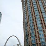 neben dem Jefferson Ntl Expansion Memorial