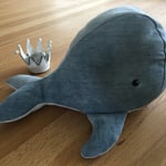 Ein Wal als Kuscheltier aus dem Atelier für nachhaltige Mode mit Ökotextil.