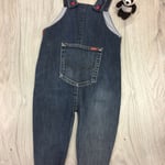 Aus der alten Jeans wird eine neue Jungenhose.