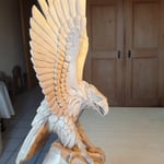 Adlerskulptur in Arbeit