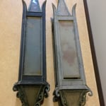 1933年の教会堂献堂当時から1982年まで礼拝堂で使用されていたペンダント照明、礼拝堂のシンプルなデザインの空間にマッチしている、しかしとても暗かった（この建物のためにデザインされたもの）