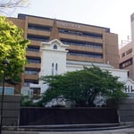 開港広場から見た教会堂（2015/5）