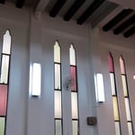 1933年の教会堂献堂当初から2013年まで使用されていたスチールサッシと「キャシードラルグラス」（色付きのガラス）