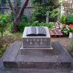 日本基督公会発祥地の石碑（1972年、教会創立100周年の際に設置、台座には関東大震災で倒壊した石造りの小会堂の礎石を使用）