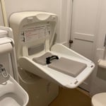 １階奥トイレ　おむつ替え用ベッド