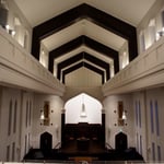 礼拝堂の天井（今回新たに中央吹き抜け部の壁と天井を照射する間接照明を設置）