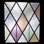 教会堂正面玄関扉のステンドグラス（写真の片側のみ献堂当初のもの）