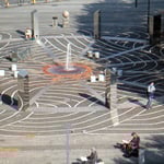 開港広場噴水を望む