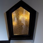 階段の小窓（改修後に唯一残った「結霜（グルーチップ）ガラス」入りの建具）