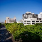 開港広場とシルクセンターを望む