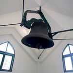 1875年N.Y.製の鐘（関東大震災で倒壊した大会堂時代からのもの、今も礼拝開始の5分前に当時と変わらぬ音を響かせている）