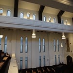 礼拝堂の窓（縦長窓の頂点は三葉形アーチ、吹き抜け部の窓は反り曲線アーチ）