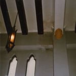 1933年の教会堂献堂当時から1982年まで礼拝堂で使用されていたペンダント照明、礼拝堂のシンプルなデザインの空間にマッチしている、しかしとても暗かった（この建物のためにデザインされたもの）