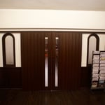 礼拝堂入口扉（両側の窓は献堂当初からの「モロッコグラス」（初期の型板ガラス）、国内での量産は1935年からなので輸入品を思われる）