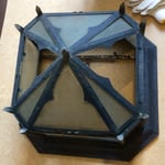 1933年の教会堂献堂当時から1982年まで礼拝堂後部の三階ギャラリー下の天井に設置されていたシーリング照明（三葉形アーチのモチーフ）、同じものが礼拝堂ロビーと旧会計室（現親子室）にも設置されていた（この建物のためにデザインされたもの）