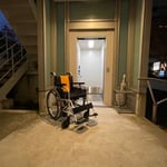 エレベーター　２階礼拝堂と１階駐車場を繋いでいます