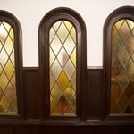 ロビーのステンドグラス（半円アーチ）