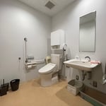 １階　身障者用トイレ　車椅子で入ることができます