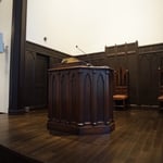 講壇（三葉形アーチのモチーフ）