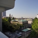 横浜開港資料館（旧英国総領事館）を望む