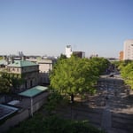 開港広場と開港資料館（旧英国総領事館）を望む