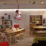 ナラ材節ありフランクⅢテーブル。奥のカップボードは国産品でサイズバリエーションも豊富