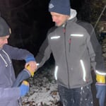 Der Handschuh muss fest sitzen. 