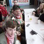 Vater und Sohn, innig vereint