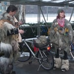Vorbereitungen für Waaghaus-Besuch, Aprikusi tut sich immer noch schwer mit Gwändli