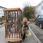 Sieht schon ganz geübt aus, als würde er dies öfter tun.