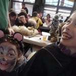 diese zwei jungen Damen amüsieren sich, dass Stef Angst vor Spinnen hat