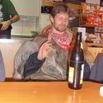 entsetzt, dass Stef nur einen Lindenblütentee trinkt