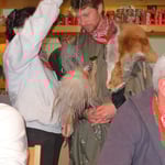 hier werden die Kampfspuren der letzten Nacht beseitigt.....