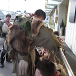 Welches dunkle Geheimnis versucht er zu vertuschen ????