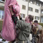 Umzugschef montiert unsere Startnummer 11 ans Bett