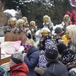 gespannte, aufgestellte Zuschauerschar