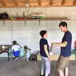 Kritische Blicke bei der Abnahme des Kunstwerks.